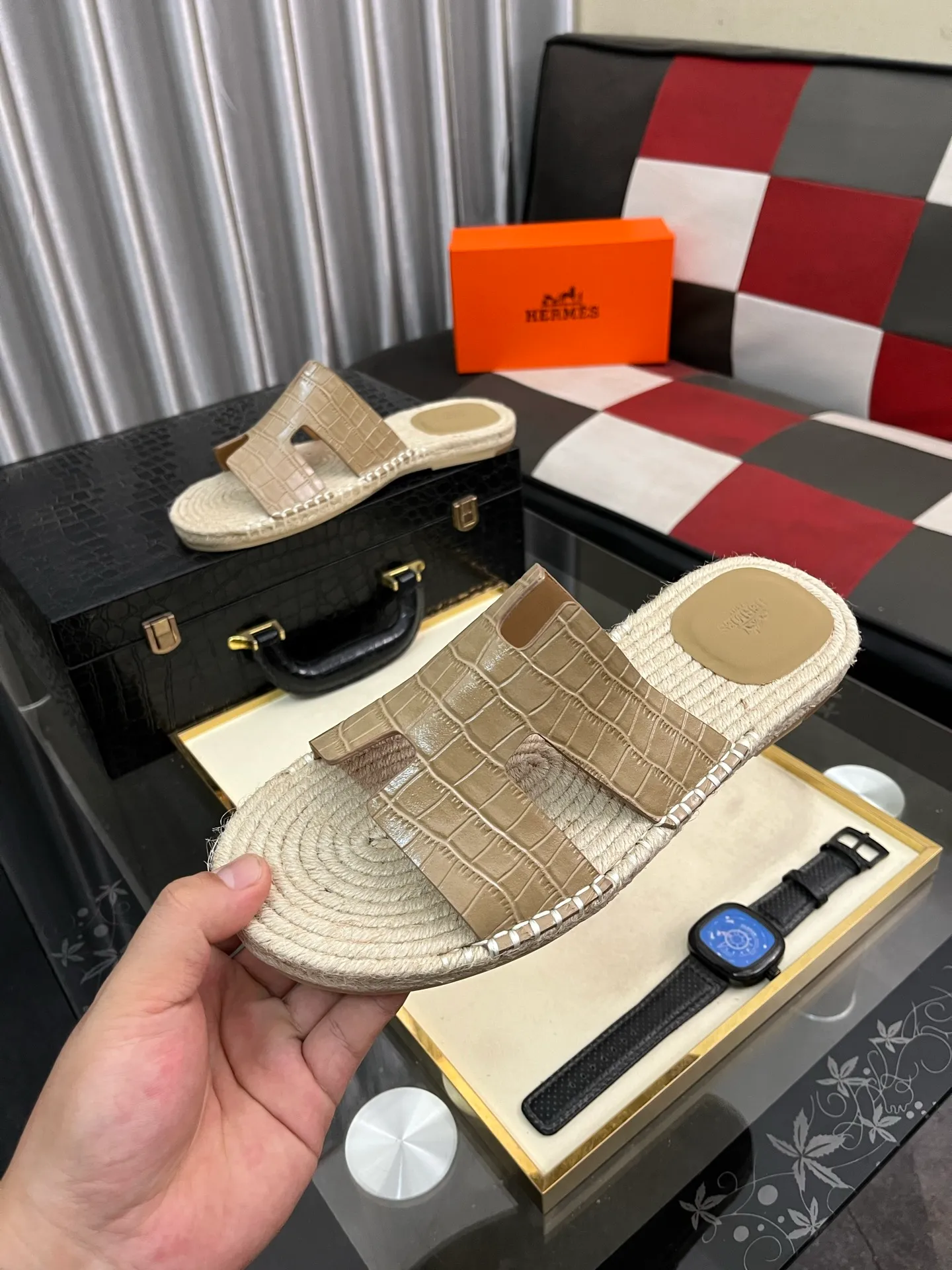 Men's shoes 💰340⌚️⌚️《HERMES》Hermes 💁♂️Men's casual slippers, compare the quality at the counter🧚🏿♂️ The upper layer has a stone pattern with clear texture, showing high-end, high-end, comfortable to wear and versatile. Purely hand-pulled, raw rubber breathable outsole, breathable and comfortable lambskin lining, 100% comfortable density, original rubber outsole wear-resistant code number 38-44. Can be customized 45-46-47